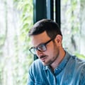 Are there income limits to contributing to an ira?